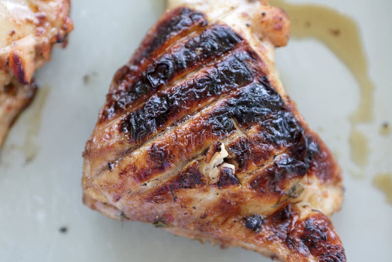 Cuisse grillée de poulet images libres de droits Cuisse grillée de poulet images libres de droits