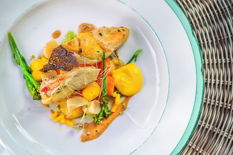 Cuisse grillée de poulet avec des légumes du plat blanc, photographie de produit pour le restaurant exclusif photographie stock Cuisse grillée de poulet avec des légumes du plat blanc, photographie de produit pour le restaurant exclusif photographie stock