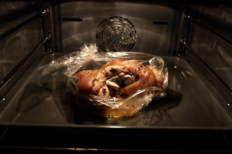 Cuisson d'articulation de porc photos libres de droits Cuisson d'articulation de porc photos libres de droits