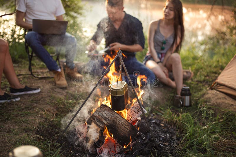 Cuisson dans une marmite sur le feu de camp image libre de droits
