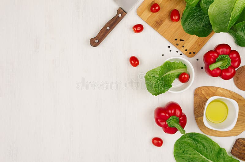 Cuisson de la salade fraîche de ressort des légumes verts et rouges, épices sur le fond en bois blanc, frontière, vue supérieure photos stock Cuisson de la salade fraîche de ressort des légumes verts et rouges, épices sur le fond en bois blanc, frontière, vue supérieure photos stock