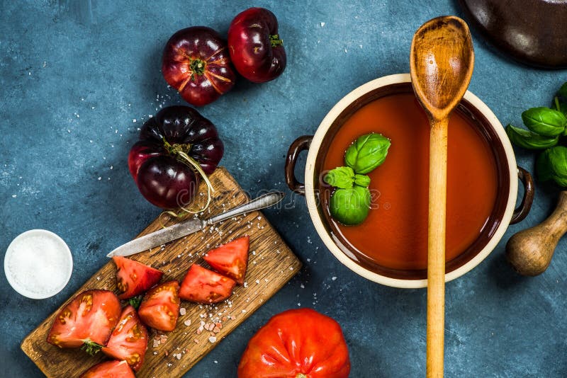 Cuisson de la soupe faite maison à gazpacho ou à tomate photos stock Cuisson de la soupe faite maison à gazpacho ou à tomate photos stock