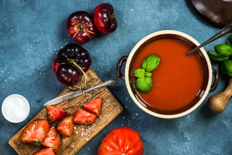 Cuisson de la soupe faite maison à gazpacho ou à tomate photo stock Cuisson de la soupe faite maison à gazpacho ou à tomate photo stock