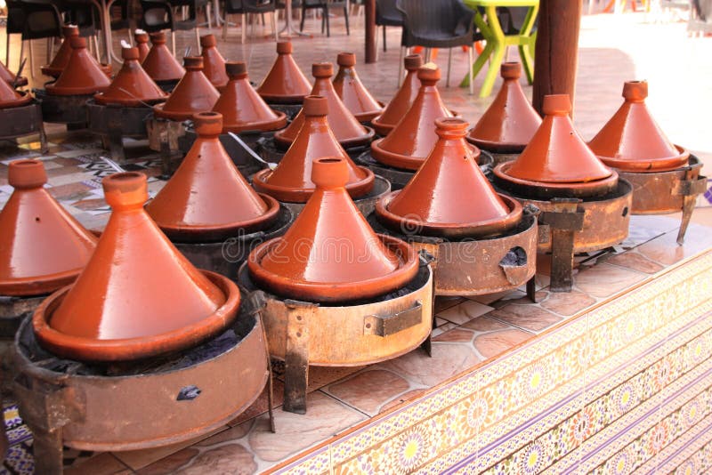 Cuisson de la viande dans le plat en céramique marocain traditionnel de tajine, MOR image libre de droits Cuisson de la viande dans le plat en céramique marocain traditionnel de tajine, MOR image libre de droits