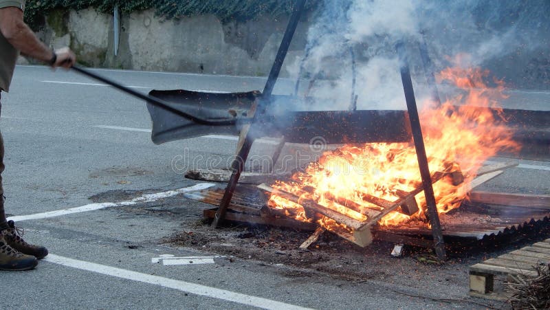 Cuisson des châtaignes sur le feu en automne images libres de droits Cuisson des châtaignes sur le feu en automne images libres de droits