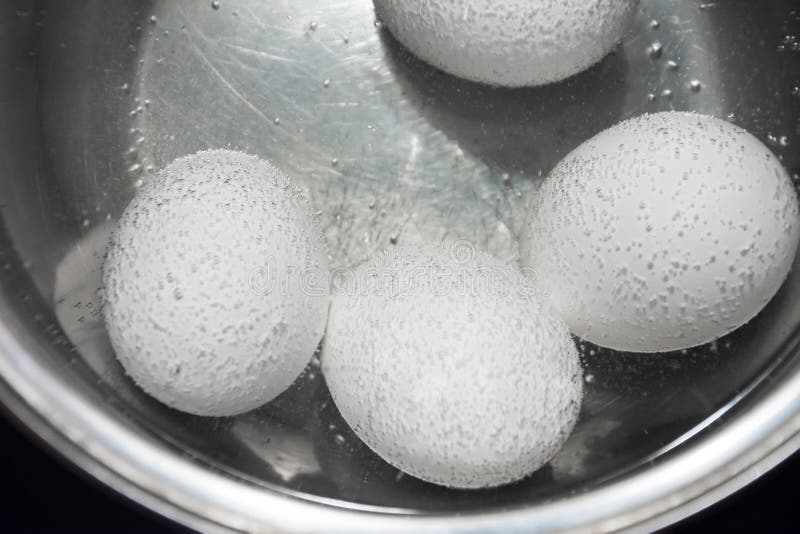 Cuisson des oeufs blancs de poulet dans une casserole photos libres de droits Cuisson des oeufs blancs de poulet dans une casserole photos libres de droits