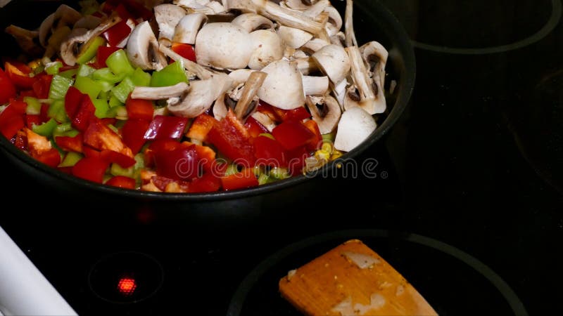 Cuisson du poulet avec des légumes et des champignons photos libres de droits Cuisson du poulet avec des légumes et des champignons photos libres de droits