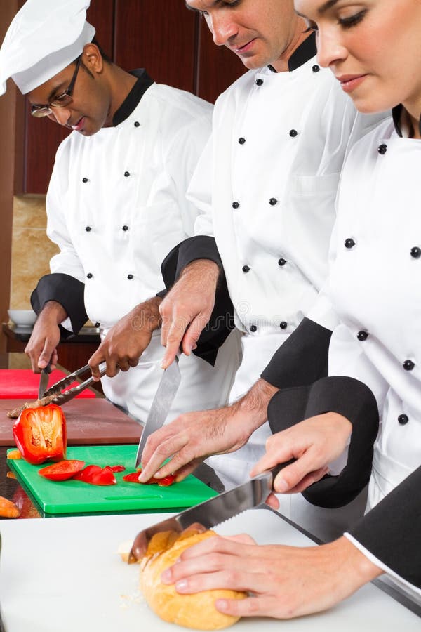 Cuisson professionnelle de chefs images stock