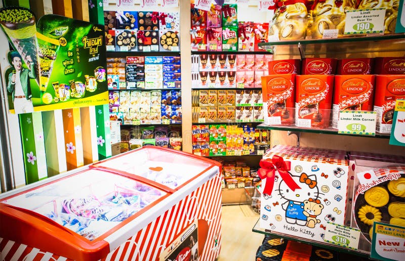 Cukierku sklep w brama domu towarowym przy Sukhumvit drogowy Ekamai Bangkok Tajlandia obrazy stock Cukierku sklep w brama domu towarowym przy Sukhumvit drogowy Ekamai Bangkok Tajlandia obrazy stock