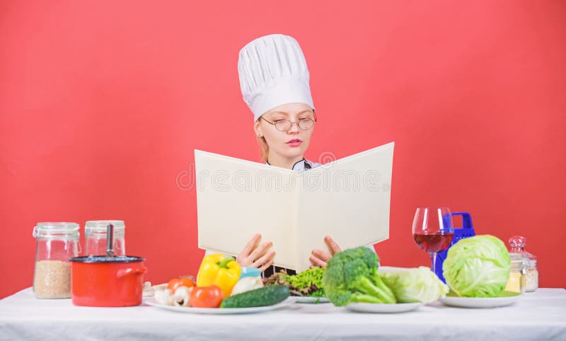 Culinair schoolconcept Het wijfje in hoed en schort kent alles over culinaire arts. Culinaire deskundige Vrouwenchef-kok stock afbeeldingen Culinair schoolconcept Het wijfje in hoed en schort kent alles over culinaire arts. Culinaire deskundige Vrouwenchef-kok stock afbeeldingen
