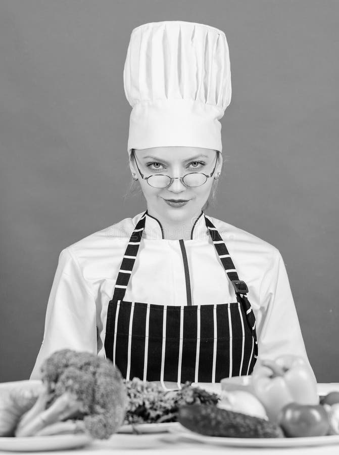 Culinair schoolconcept Het wijfje in schort kent alles over culinair art. Culinair onderwijs Culinaire deskundige Vrouw royalty-vrije stock afbeelding Culinair schoolconcept Het wijfje in schort kent alles over culinair art. Culinair onderwijs Culinaire deskundige Vrouw royalty-vrije stock afbeelding