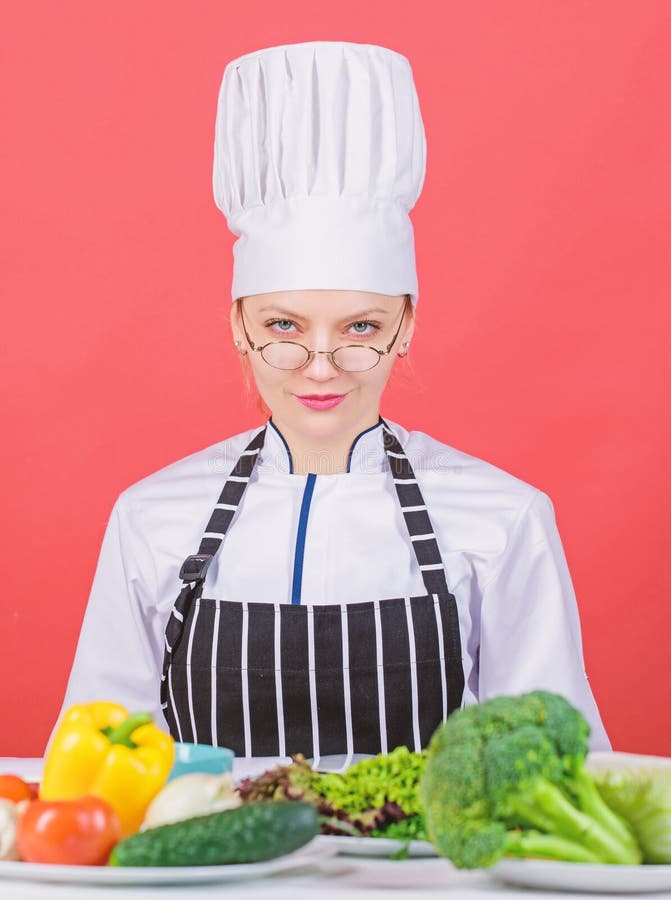 Culinair schoolconcept Het wijfje in schort kent alles over culinair art. Culinair onderwijs Culinaire deskundige Vrouw royalty-vrije stock foto's Culinair schoolconcept Het wijfje in schort kent alles over culinair art. Culinair onderwijs Culinaire deskundige Vrouw royalty-vrije stock foto's