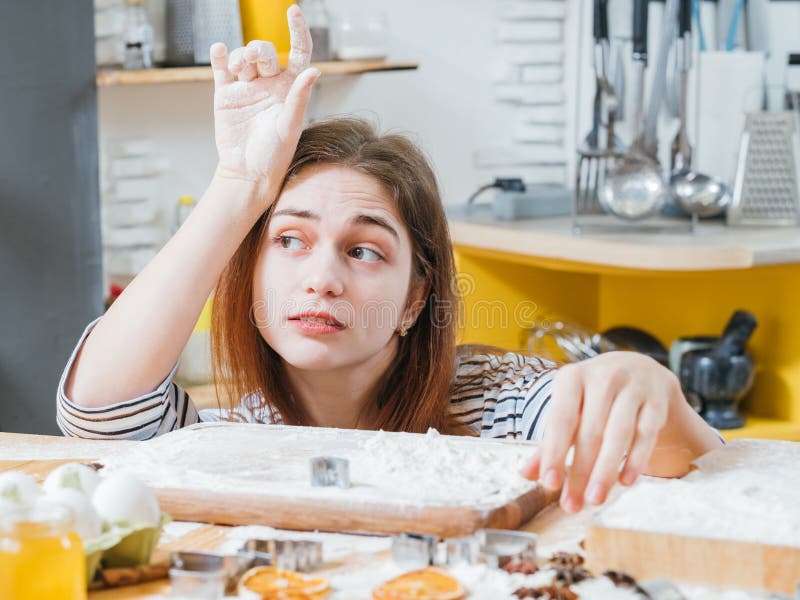 Culinaire vrije tijd bored dame het wachten klaar koekjes stock foto Culinaire vrije tijd bored dame het wachten klaar koekjes stock foto