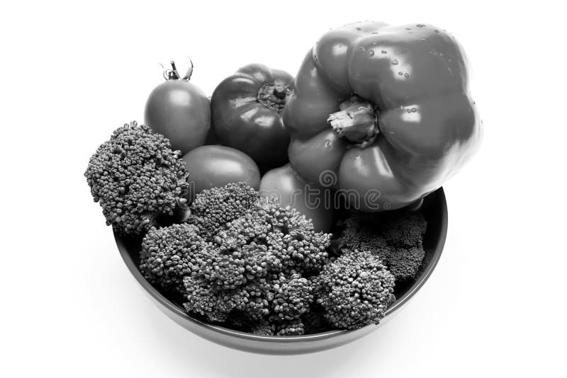 Culinária e conceito da dieta do vegetariano Brócolis, tomates vermelhos e amarelos e pimentas de sino na placa imagem de stock Culinária e conceito da dieta do vegetariano Brócolis, tomates vermelhos e amarelos e pimentas de sino na placa imagem de stock