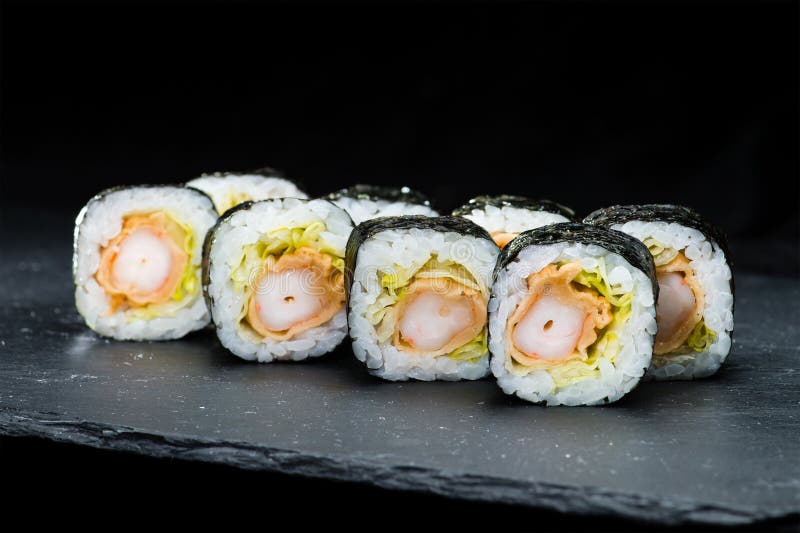 Culinária japonesa tradicional Foco seletivo no grupo de ro do sushi imagens de stock Culinária japonesa tradicional Foco seletivo no grupo de ro do sushi imagens de stock