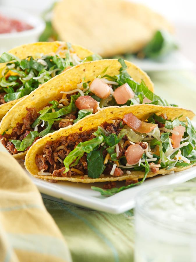 Culinária mexicana - três tacos da carne foto de stock Culinária mexicana - três tacos da carne foto de stock