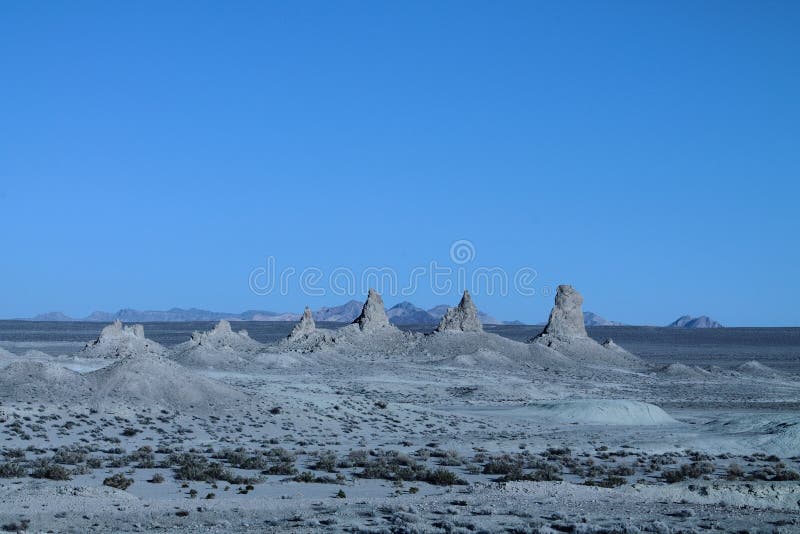 Culmini del trona nella fila panoramica fotografia stock libera da diritti Culmini del trona nella fila panoramica fotografia stock libera da diritti