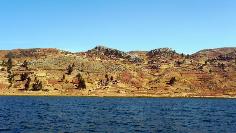 Cultivez les terrasses et le village par Lake Titicaca, Pérou images stock Cultivez les terrasses et le village par Lake Titicaca, Pérou images stock