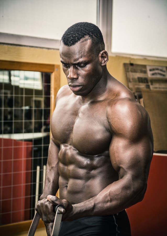 Culturista nero muscolare Hunky che risolve nella palestra immagine stock Culturista nero muscolare Hunky che risolve nella palestra immagine stock