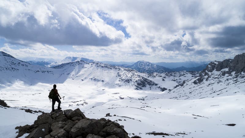 cumbre de las montañas, del éxito de la meta y de la persona resuelta fotografía de archivo cumbre de las montañas, del éxito de la meta y de la persona resuelta fotografía de archivo