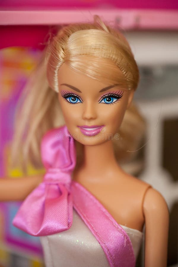Retrato De La Muñeca De Barbie Con El Pelo Marrón Contra Fondo Rosado Imagen editorial - Imagen de muñeca, pelo: 133480050