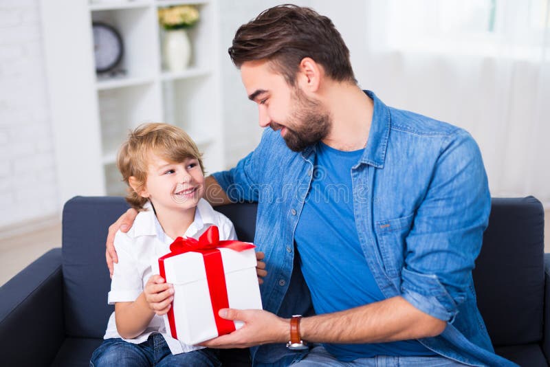 Cumpleaños o concepto de la Navidad - engendre el donante del regalo el suyo feliz foto de archivo Cumpleaños o concepto de la Navidad - engendre el donante del regalo el suyo feliz foto de archivo