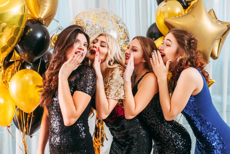 Cumprimentos lisonjeiramente das meninas de festa de anos fotos de stock Cumprimentos lisonjeiramente das meninas de festa de anos fotos de stock