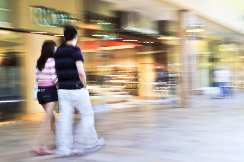 Cumpărături într-un mall royalty free stock images