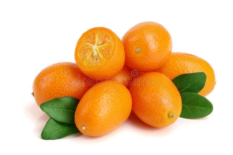 Cumquat ou kumquat com a folha isolada no fim branco do fundo acima foto de stock royalty free Cumquat ou kumquat com a folha isolada no fim branco do fundo acima foto de stock royalty free