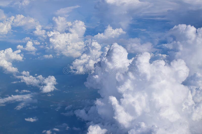 Un nuage formé par coton image stock. Image du formé - 142440369