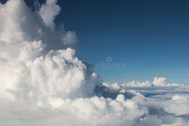Cumulonimbus pelucheux de nuages en haute altitude au-dessus du ciel bleu profond. Concept de pureté de liberté du ciel.