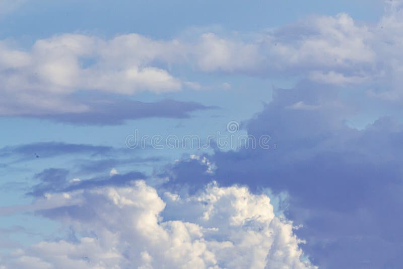 Cumulos, nimbus, si appanna il ND grigio e bianco lanuginoso, su un grande cielo blu fotografia stock libera da diritti Cumulos, nimbus, si appanna il ND grigio e bianco lanuginoso, su un grande cielo blu fotografia stock libera da diritti