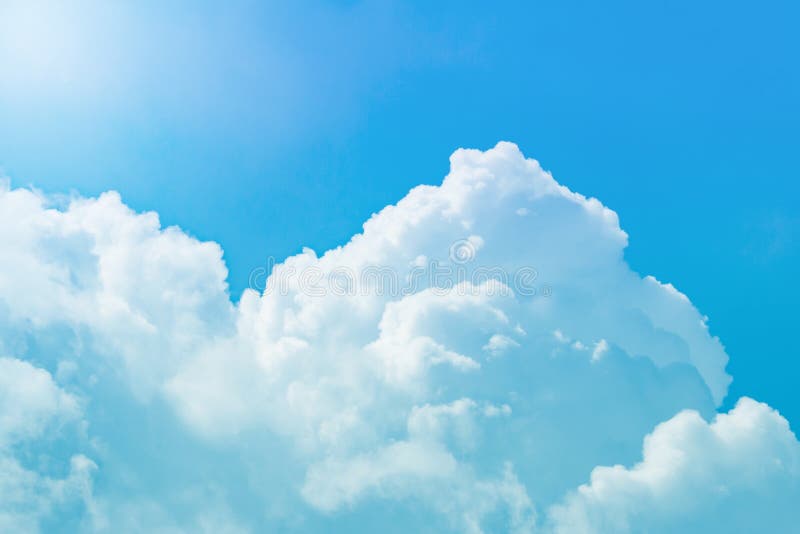 Cumulus blancs contre un ciel bleu lumineux images stock Cumulus blancs contre un ciel bleu lumineux images stock