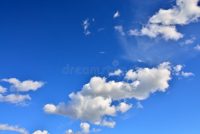 Cumulus chmury latają przez niebo fotografia stock Cumulus chmury latają przez niebo fotografia stock