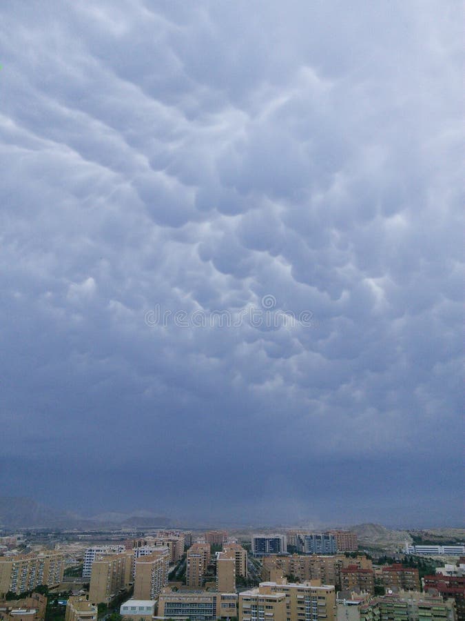 (cumulus chmury) niebo i miasto zdjęcia stock (cumulus chmury) niebo i miasto zdjęcia stock