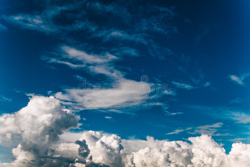 Cumulus chmury przeciw niebieskiemu niebu, piękny tło, tekstura zdjęcia stock Cumulus chmury przeciw niebieskiemu niebu, piękny tło, tekstura zdjęcia stock