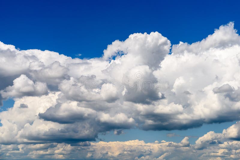 Cumulus et ciel blancs de Grey Storm Clouds On Blue photos libres de droits Cumulus et ciel blancs de Grey Storm Clouds On Blue photos libres de droits