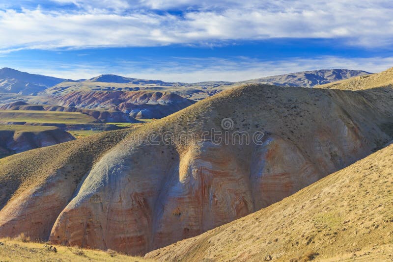 Cumulus et montagnes rouges dans Khizi l'azerbaïdjan photo stock Cumulus et montagnes rouges dans Khizi l'azerbaïdjan photo stock