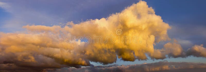 Cumuluswolken bij Zonsondergang