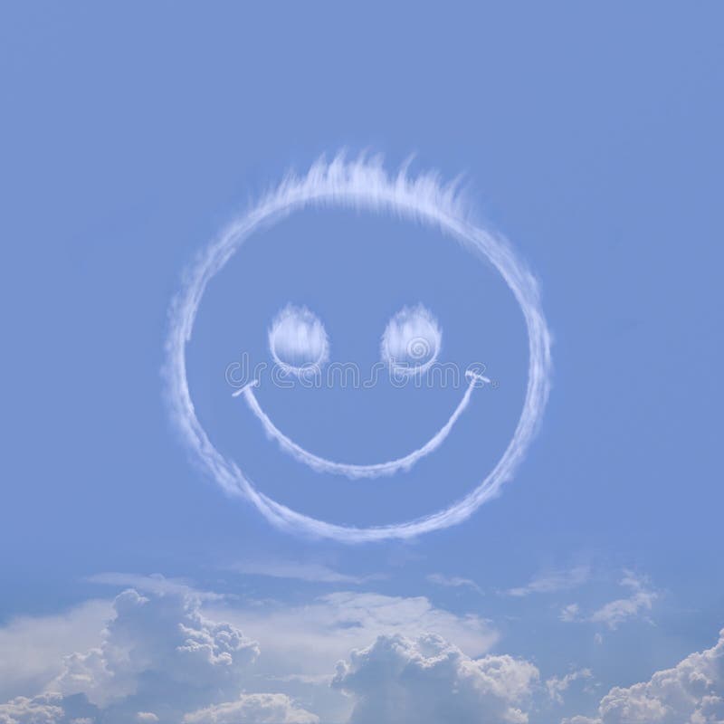 Sonrisa contra el cielo nubes.