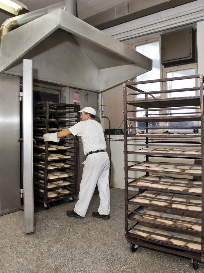 Cuocere un pane immagine stock libera da diritti Cuocere un pane immagine stock libera da diritti