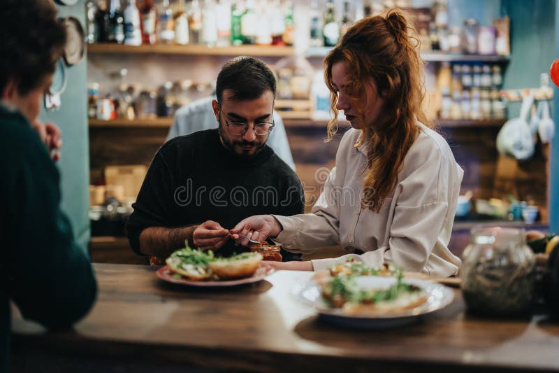 Cuochi preparano insieme cibo in un comodo bar in cucina fotografia stock libera da diritti