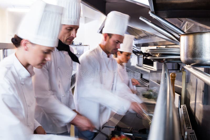 Cuochi unici che preparano alimento nella cucina fotografie stock libere da diritti Cuochi unici che preparano alimento nella cucina fotografie stock libere da diritti