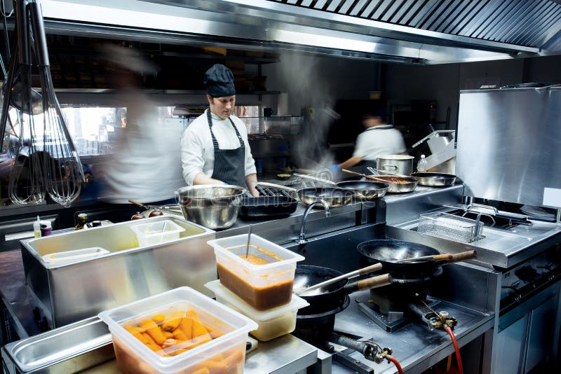 Cuochi unici di moto di una cucina del ristorante fotografie stock libere da diritti Cuochi unici di moto di una cucina del ristorante fotografie stock libere da diritti
