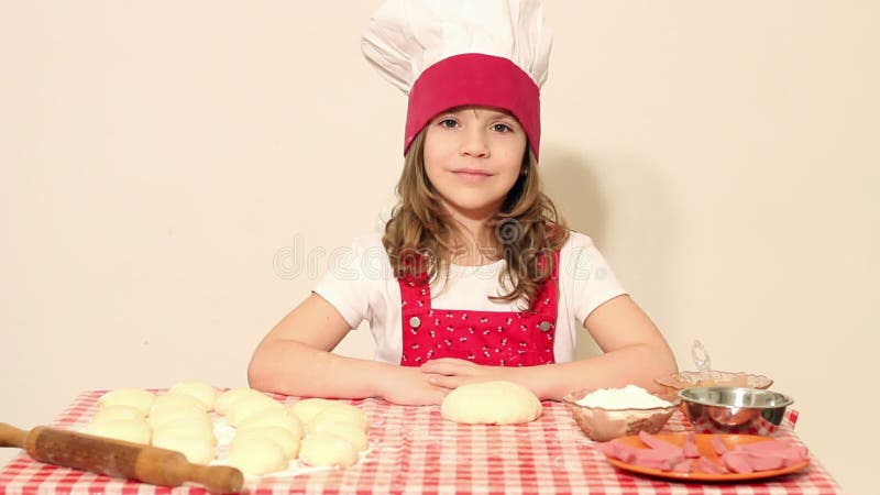 Cuoco della bambina con pasta archivi video