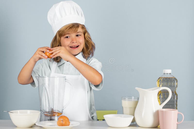 Cuoco di cuoco di colore blu. buffa cuoca-cuoca con un cappello da cucina e un grembiule cucinato in cucina.