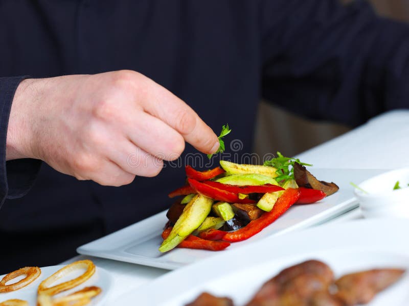 Cuoco unico che prepara alimento immagini stock Cuoco unico che prepara alimento immagini stock