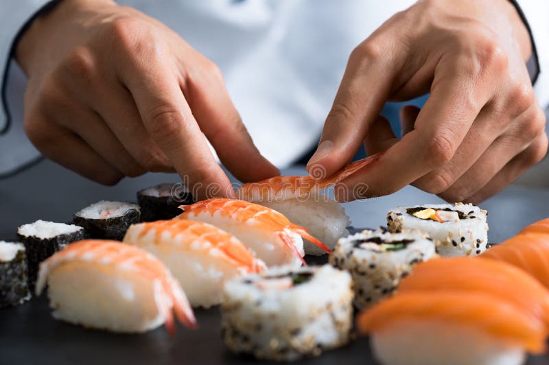 Cuoco unico che prepara i sushi fotografia stock Cuoco unico che prepara i sushi fotografia stock