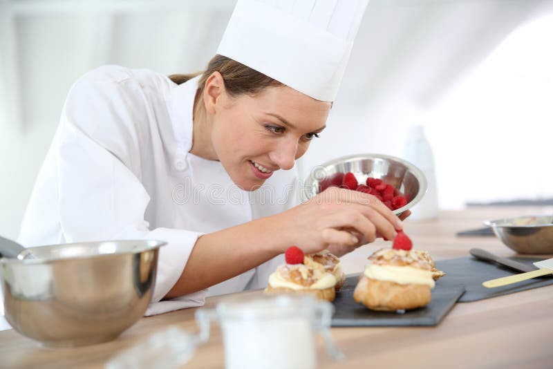 Cuoco unico di pasticceria della donna che prepara deserto fotografie stock libere da diritti Cuoco unico di pasticceria della donna che prepara deserto fotografie stock libere da diritti
