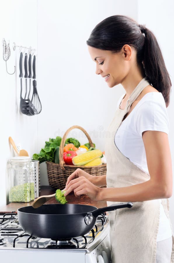 Cuoco unico domestico che cucina nella cucina fotografia stock Cuoco unico domestico che cucina nella cucina fotografia stock